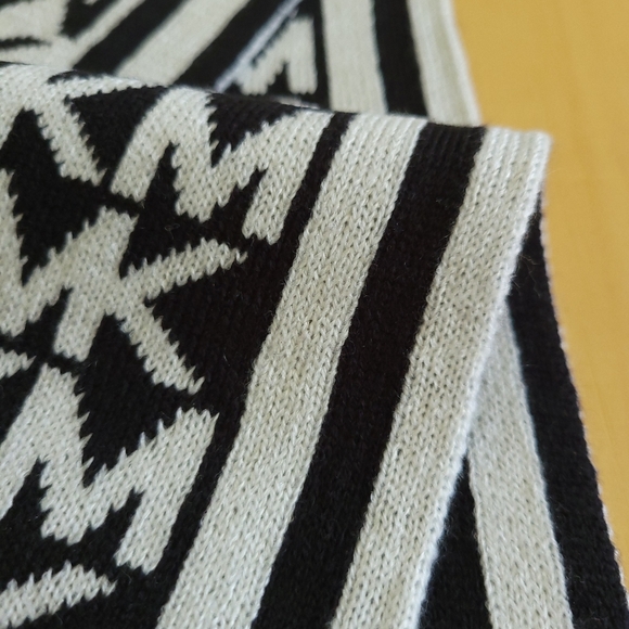 Michael Kors Scarf - Picture 3 of 4